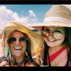 Meet your Posher, Carolina